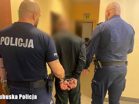 Recydywista brutalnie napadł na kobietę. Spryskał ją gazem i uderzał pięścią, po czym okradł