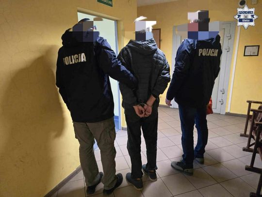 Recydywista chciał wymusić pieniądze od ludzi. Zostawił butlę na parapecie i groził wysadzeniem domu