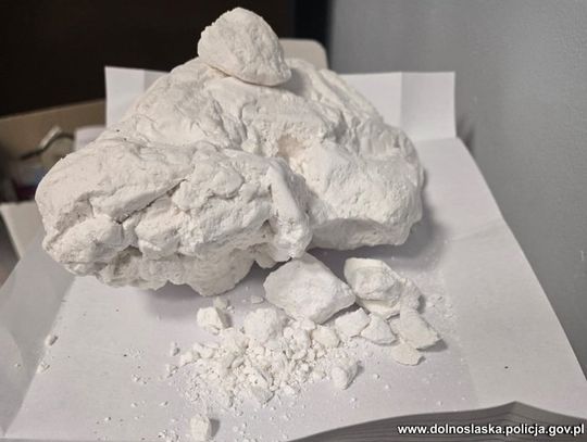 Recydywista miał oryginalną skrytkę na narkotyki. W stole bilardowym ukrył 1,5 kg amfetaminy