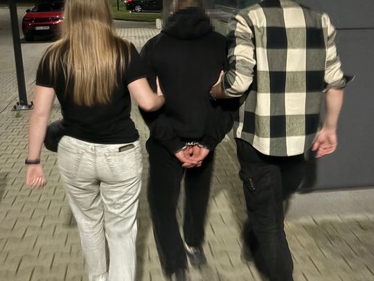 Recydywista na cudzych tablicach i z zakazem. W domu brata policja znalazła duże ilości narkotyków