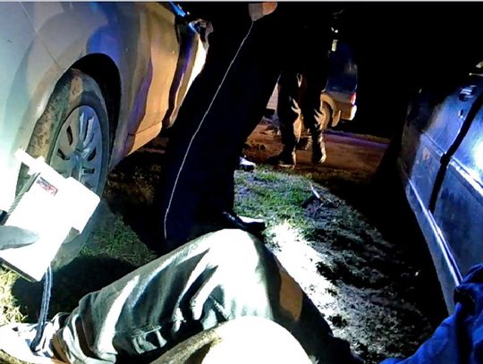 Recydywista próbował zepchnąć radiowóz z drogi i wyrzucał narkotyki z jadącego auta