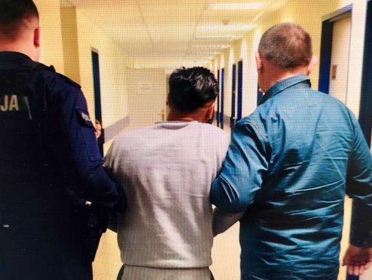 Recydywista terroryzował pasażerów na dworcu. Ukradł pieniądze na bilet, wpadł na peronie