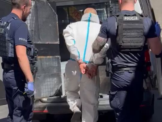 Recydywista uporczywie nękał kobiety. Po zatrzymaniu znieważył policjantów i groził ratownikom
