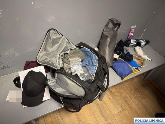 Recydywista z Legnicy miał dwie ukochane. Przyszły na komendę z jego rzeczami i... narkotykami