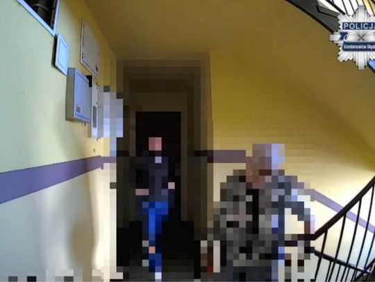 Recydywista zaczaił się na seniorkę i wyrwał jej torebkę. Kobieta spadła ze schodów