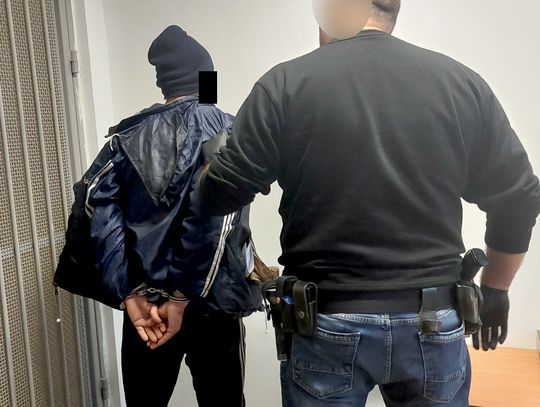 Recydywista zatrzymany po włamaniu do kasy biletowej. 42-latek został tymczasowo aresztowany