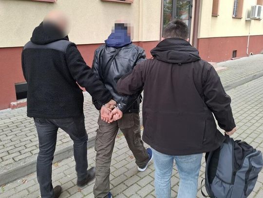 Recydywista zatrzymany za rozbój z bronią w sklepie sportowym. 39-latkowi grozi długa odsiadka