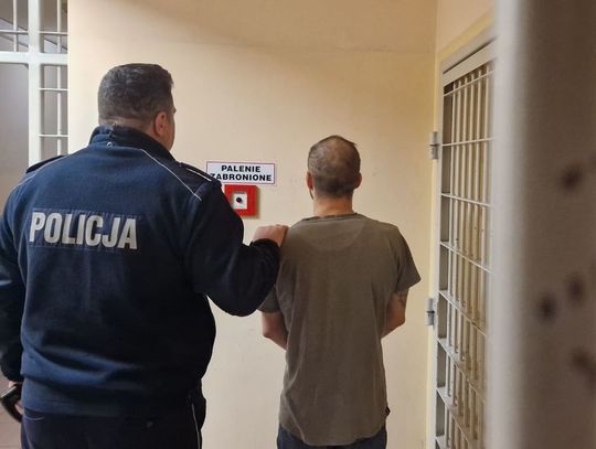 Recydywista znalazł kluczyki na ulicy i postanowił zabrać auto. Po pijaku woził kolegów na mieście