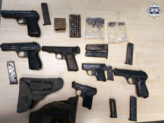 Remontował strych, znalazł sześć pistoletów i amunicję. Wszystko w doskonałym stanie