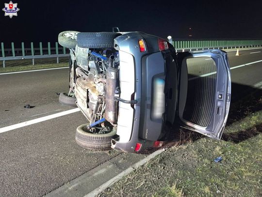 Renault przewrócone na ekspresówce. W zdarzeniu nie brał udziału inny pojazd. Tak tłumaczył się kierowca