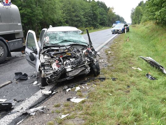 Renault zderzył się czołowo z ciężarowym manem. Kierowca osobówki zginął na miejscu