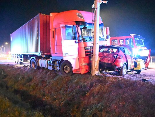 Renault zderzyło się z ciężarówką. Monitoring nagrał wypadek, 34-latka trafiła do szpitala