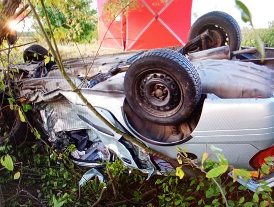 Renault zjechało na przeciwległy pas i zderzyło się z BMW. Jedna osoba zginęła, cztery są ranne