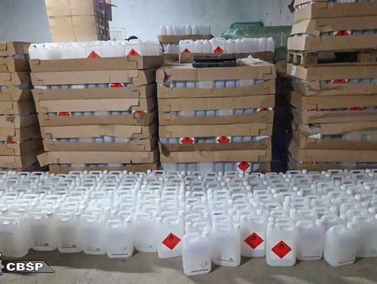 Robili alkohol z płynu do dezynfekcji. CBŚP przejęło tysiące litrów nielegalnego produktu