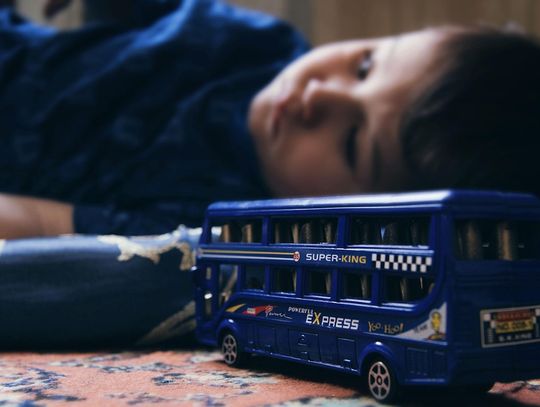 Rodzice zatrzymani za przemoc wobec dziecka. Policja znalazła też duże ilości kryształu i marihuany