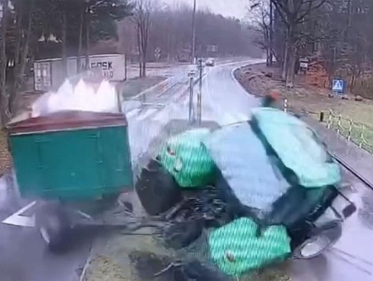 Rolnik pod wpływem wpadł w poślizg traktorem i przewrócił go przed rondem