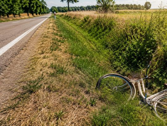 Rowerzysta doznał udaru, przewrócił się i leżał w rowie. Ludzie go mijali, ale nikt nie chciał pomóc