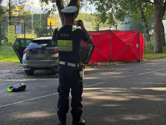 Rowerzysta nagle wjechał przed maskę osobówki. Doszło do wypadku ze skutkiem śmiertelnym