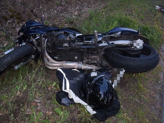 Rowerzysta poważnie ranny po zderzeniu z suzuki. Próbował zawrócić i nie zauważył motocykla