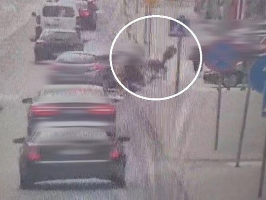 Rowerzysta próbował wyprzedzić samochód z prawej strony. Skończyło się potrąceniem
