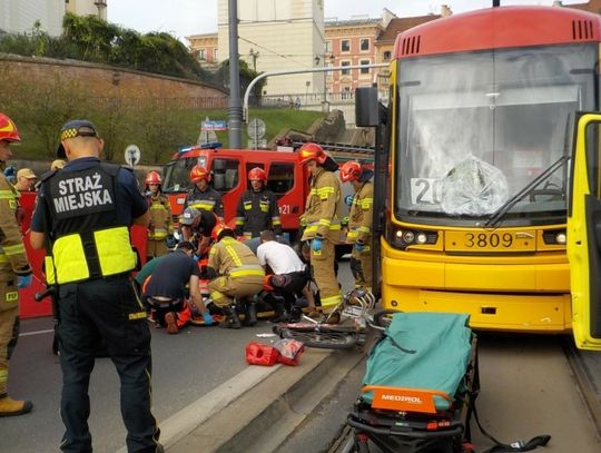 Rowerzysta wjechał na zebrę pod koła jadącego tramwaju. Skończyło się bardzo groźnym wypadkiem