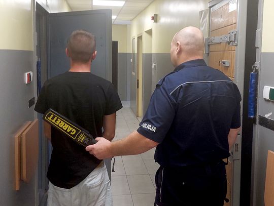 Rowerzysta zobaczył policjantów i nerwowo odrzucił podejrzany woreczek. W środku był "kryształ"