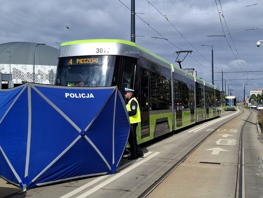 Rowerzystka potrącona przez tramwaj na przejeździe. Mimo reanimacji nie udało się jej uratować