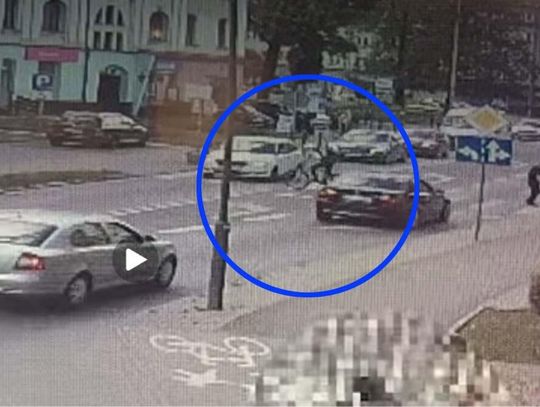 Rowerzystka wjechała na przejście dla pieszych i uderzyła w bok samochodu. Sprawa trafi do sądu