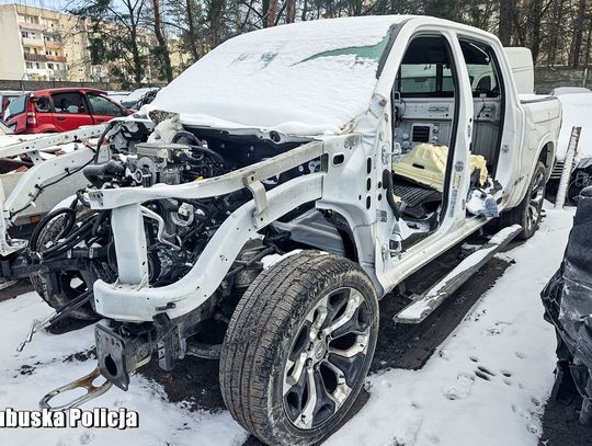 Rozbierali kradzione auta do ostatniej śrubki. Nalot na dziuplę samochodową Rozbierali kradzione auta do ostatniej śrubki. Nalot na dziuplę samochodową