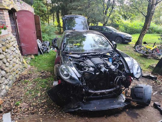 Rozbierali skradzione Porsche Panamera warte 150 tys. zł. Na widok policjantów rzucili się do ucieczki