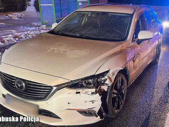 Rozbił auto na autostradzie, ale twardo jechał dalej. Mężczyzna był pijany i chciał dotrzeć do Norwegii