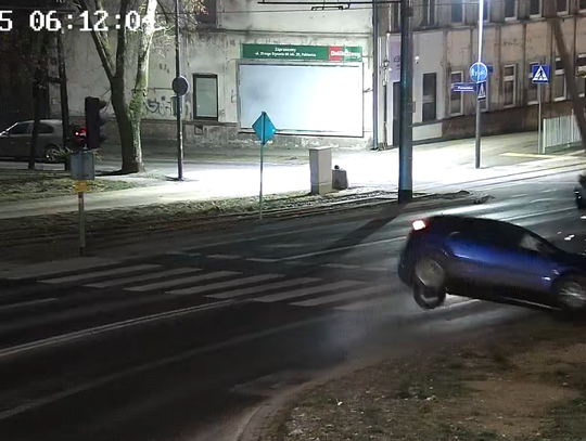 Rozbił auto na latarni i zwiał razem z tablicami. Na policję zgłosił się zupełnie ktoś inny