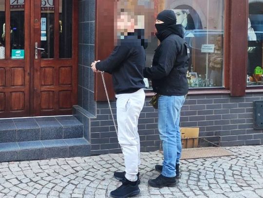 Rozbił gablotę młotkiem i ukradł złoto za 26 tysięcy złotych. Zuchwały włamywacz w rękach policji
