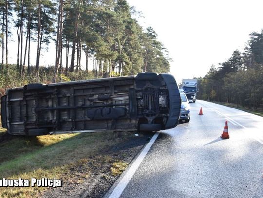 Rozbił mercedesa i uciekł. Okazało się, że jest naćpany a auto ukradł w Niemczech [ZDJĘCIA]