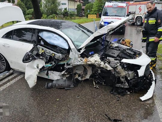 Rozbił Mercedesa na drzewie i próbował się ulotnić. Mężczyznę złapali świadkowie