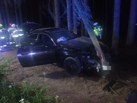 Rozbił mercedesa na drzewie i uciekł. Policja zatrzymała 22-letniego kierowcę i jego pasażera