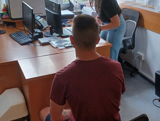 Rozbił siekierą witrynę sklepu, ukradł z niego pieniądze, a na koniec rozwalił kamerę konitoringu