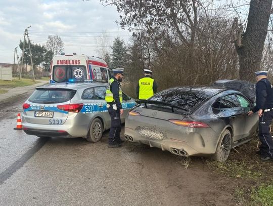 Rozbił sportowego mercedesa na drzewie. Próbował uciekać, gdy policja zmierzyła mu prędkość w zabudowanym Rozbił sportowego mercedesa na drzewie. Próbował uciekać, gdy policja zmierzyła mu prędkość w zabudowanym