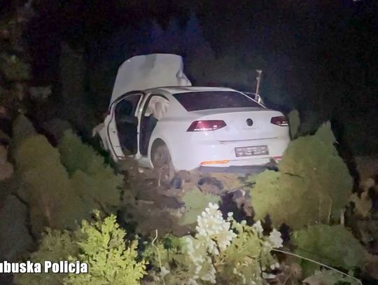 Rozbił Volkswagena na ogrodzeniu. Samochód sam powiadomił służby. Kierowca był pijany