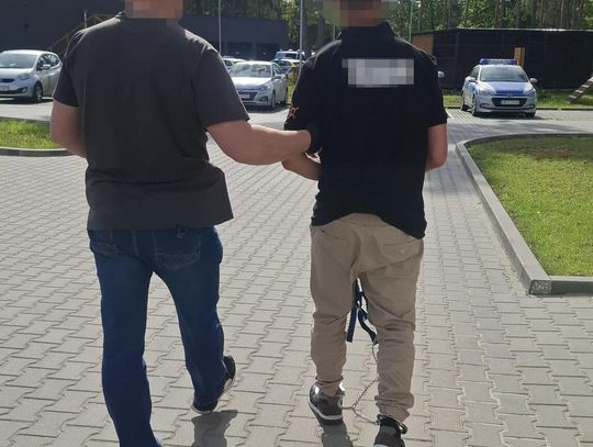 Rozbił witrynę u fotografa i szybę w autobusie. Bezdomny recydywista aresztowany na 3 miesiące