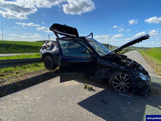 Rozbiła mercedesa na ekspresówce i uciekła. Młoda kierująca wydmuchała prawie 2 promile