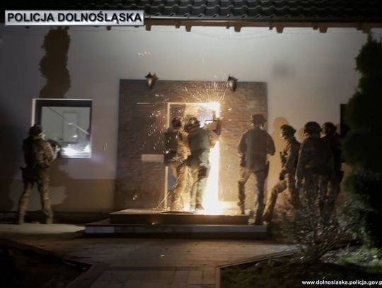 Rozbita grupa przestępcza handlująca lewym tytoniem. Zabezpieczono mienie warte 10 milionów zł Rozbita grupa przestępcza handlująca lewym tytoniem. Zabezpieczono mienie warte 10 milionów zł