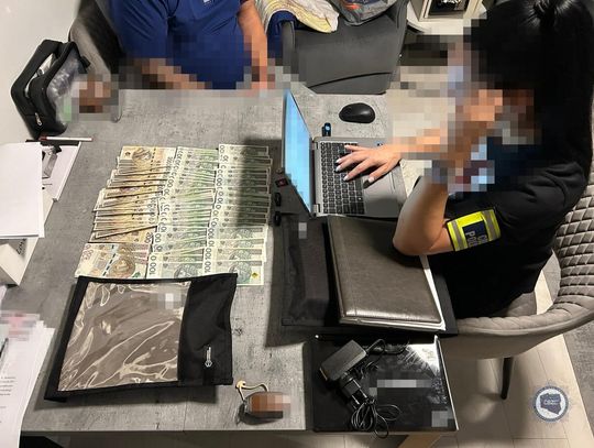 Rozbita grupa przestępcza prowadząca piramidę finansową "COINPLEX". Cyberpolicja zatrzymała 21 osób