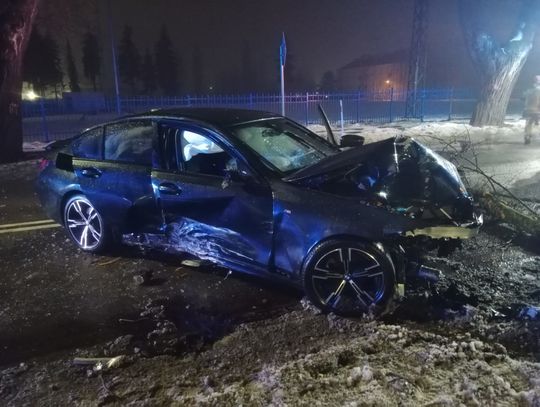 Rozbite BMW i ranny pasażer. 29-letni Ukrainiec miał 2 promile i zaprzeczał, że to on kierował