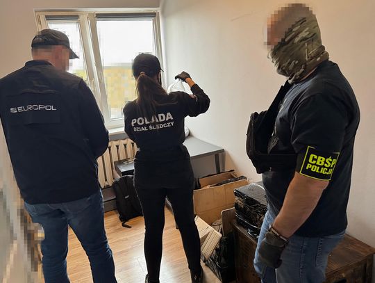 Rozbity gang producentów sterydów. Wśród zatrzymanych jest żołnierz zawodowy