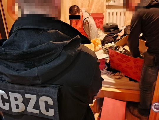 Rozbity gang sprzedający przez internet leki poronne. Policjanci zatrzymali 11 osób