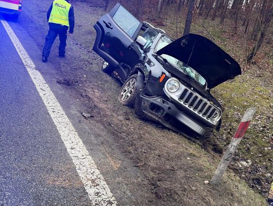 Rozbity jeep w rowie, a obok roztrzęsiona kobieta. Policjanci akurat tamtędy przejeżdżali i od razu ruszyli z pomocą Rozbity jeep w rowie, a obok roztrzęsiona kobieta. Policjanci akurat tamtędy przejeżdżali i od razu ruszyli z pomocą