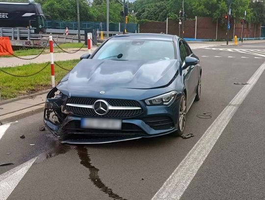 Rozbity mercedes, ciepły silnik i zagadkowy biały proszek na siedzeniu. Kierowca uciekł po kraksie