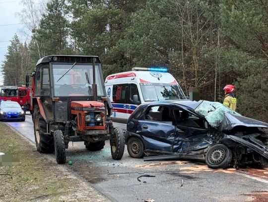 Rozbity opel i ciągnik w rowie. Młody kierowca bez uprawnień doprowadził do groźnego wypadku Rozbity opel i ciągnik w rowie. Młody kierowca bez uprawnień doprowadził do groźnego wypadku