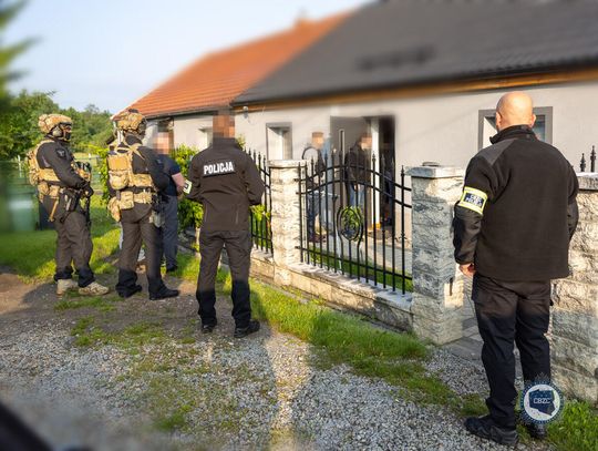 Rozbity zorganizowany gang cyberoszustów. Wysyłali fałszywe maile i wyłudzali miliony złotych